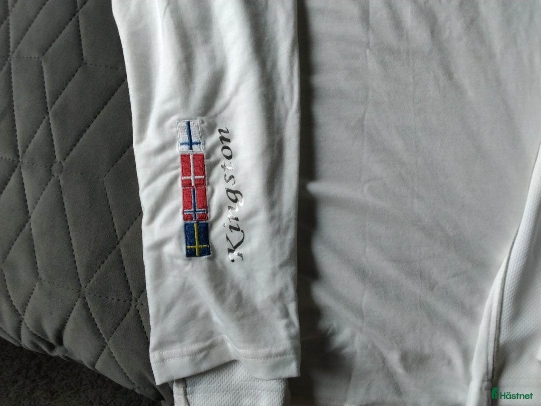 Övrigt Ridkläder ryttarutrustning till salu: Vit tävlingspolo i Ekeby - Annons 4