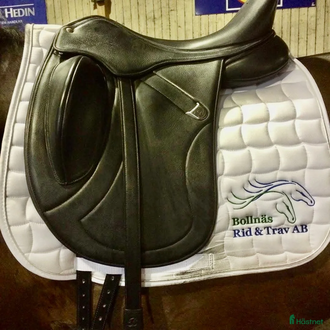 Sadlar hästutrustning till salu: Exklusiv dressyrsadel till bra pris i Ljusdal - Annons 1
