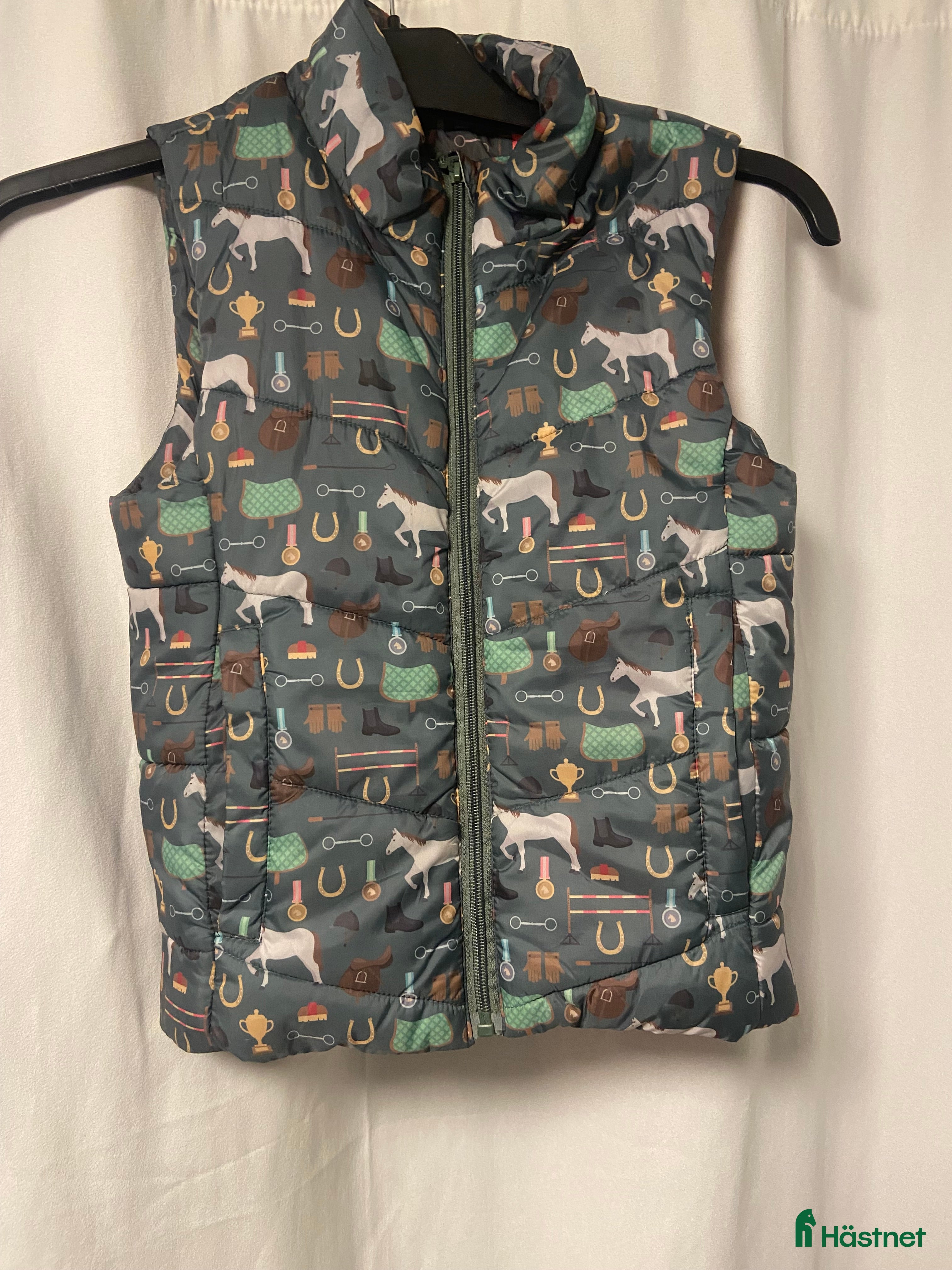 Jackor & Kavajer ryttarutrustning till salu: Stall väst i Kungsgården - Annons 18