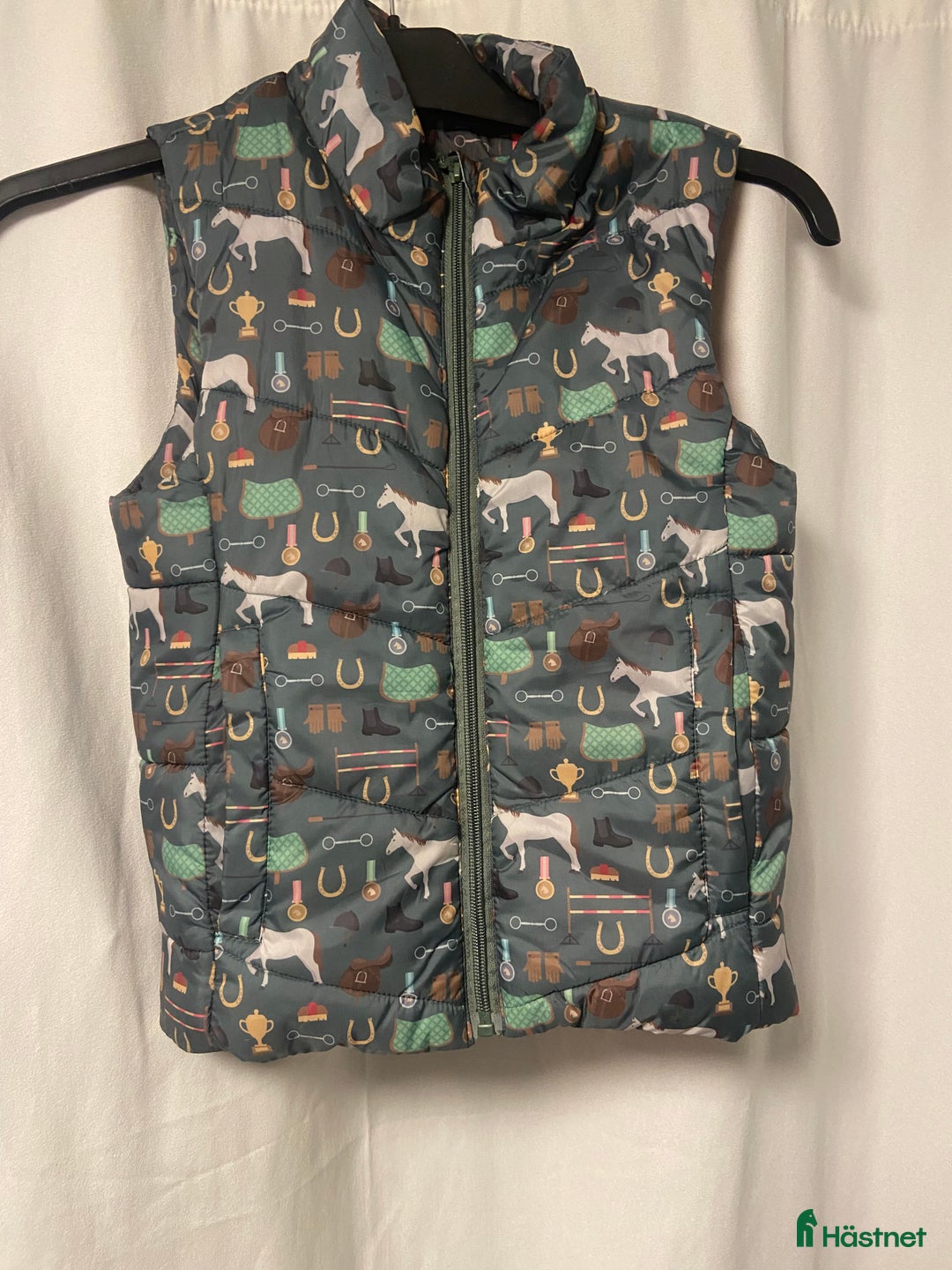 Jackor & Kavajer ryttarutrustning till salu: Stall väst i Kungsgården - Annons 1