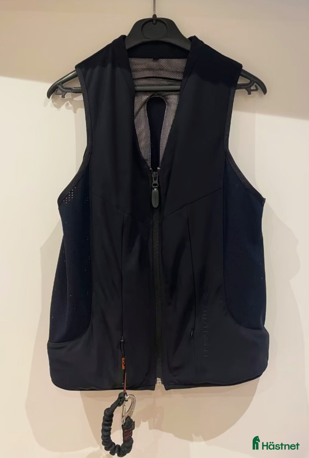 Säkerhetsvästar ryttarutrustning till salu: Freejump Airbagväst XST (XS Slim Fit) i Åmotsbruk - Annons 1