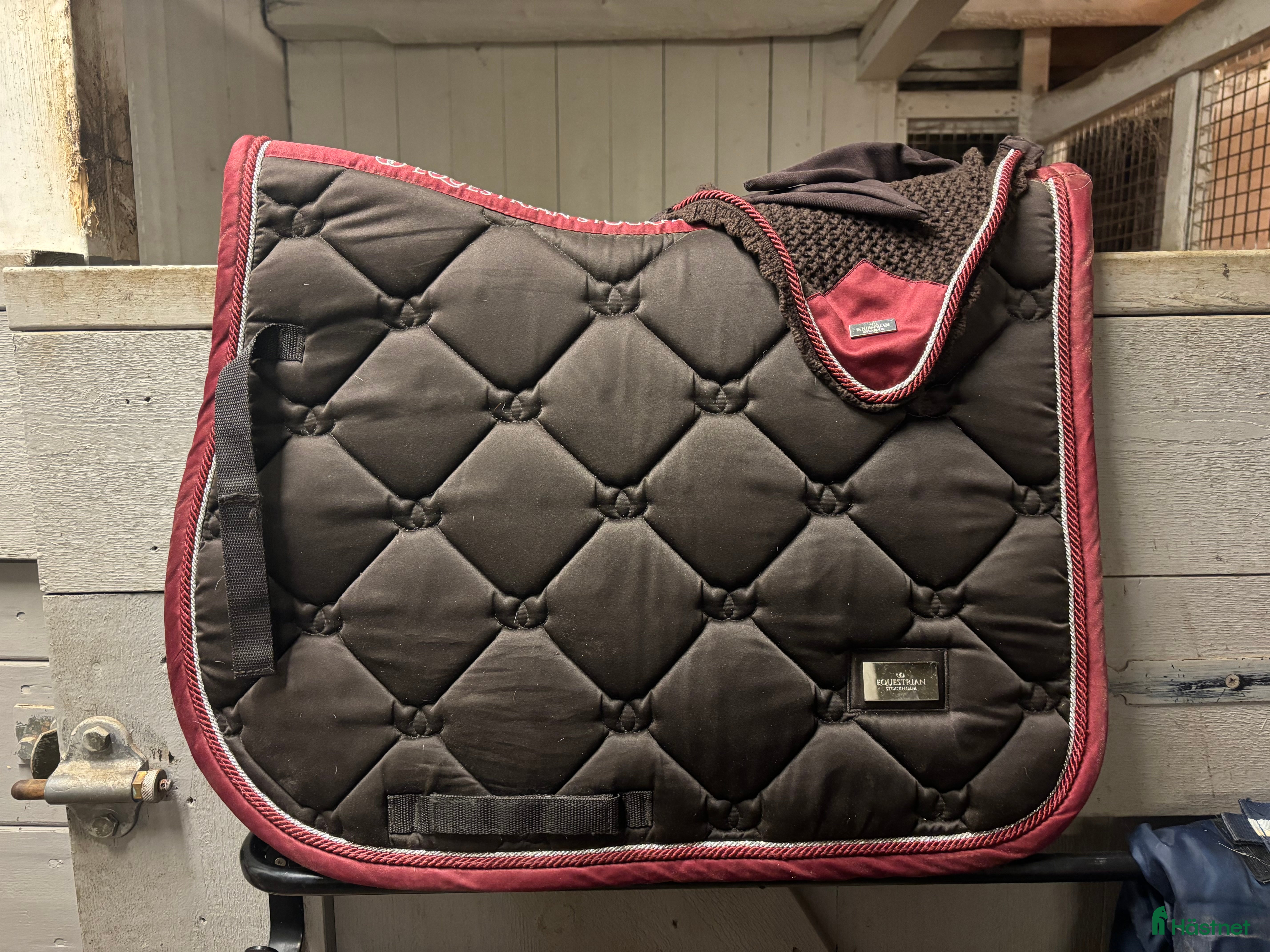 Schabrak & Vojlockar hästutrustning till salu: Esstockholm schabrak & huva - Annons 2