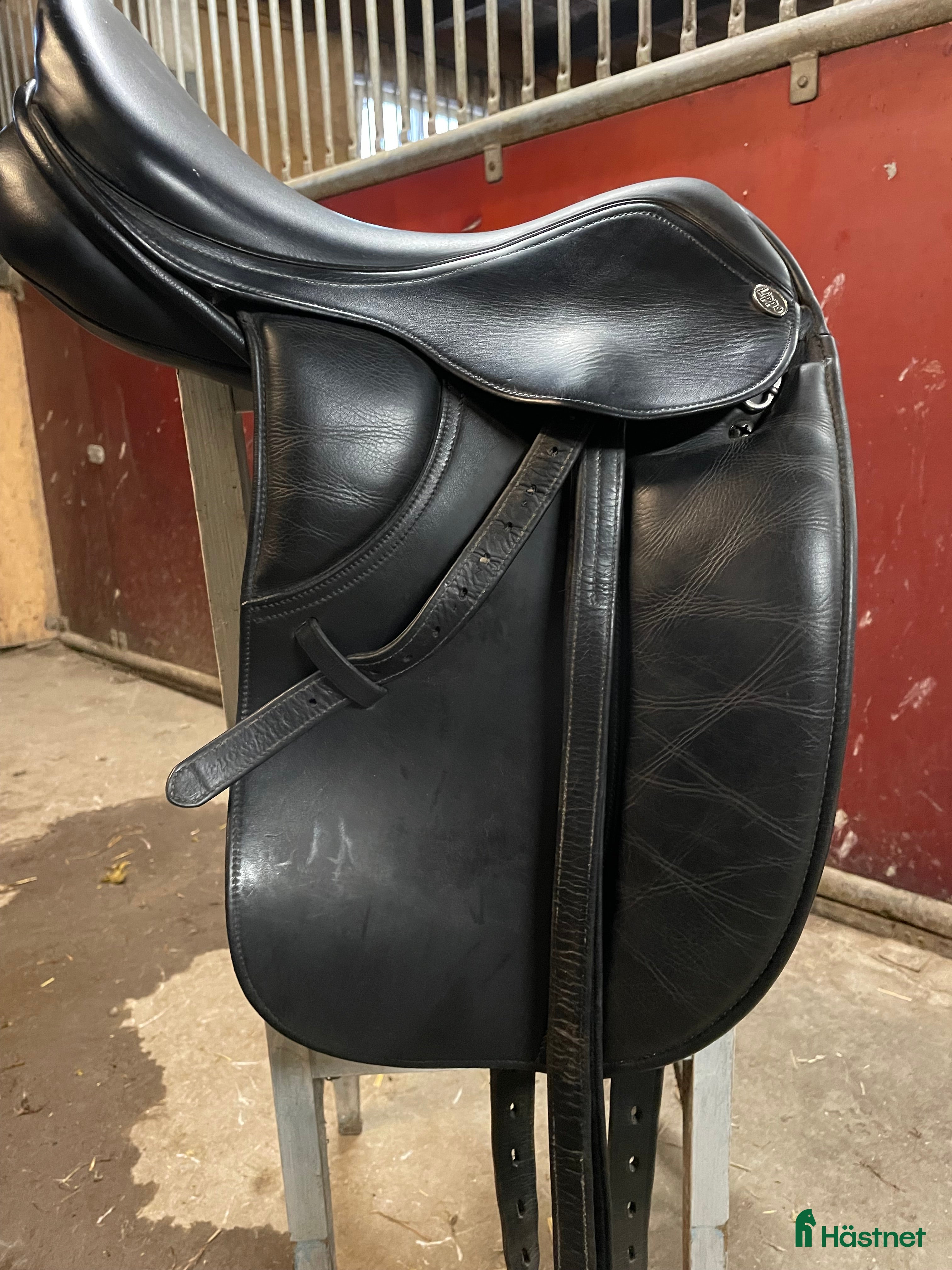 Sadlar hästutrustning Liten dressyrsadel i gott skick. - Annons 2