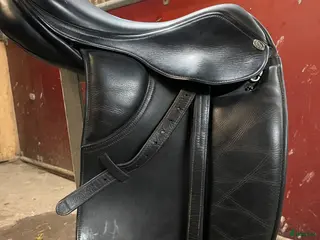 Sadlar hästutrustning Liten dressyrsadel i gott skick. - Annons 2
