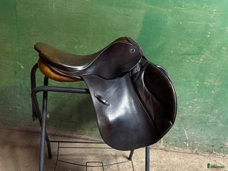 Sadlar hästutrustning till salu: 🐴 Stübben hoppsadel till salu – Bomvidd 30 i Arbrå - Annons 23