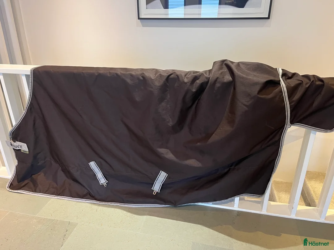 Täcken hästutrustning till salu: Fint brunt utetäcke i Lidingö - Annons 2