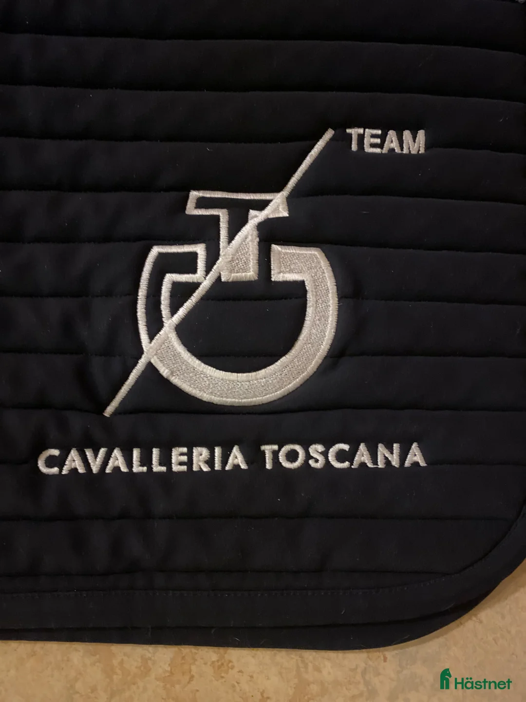 Schabrak & Vojlockar hästutrustning till salu: C Toscana schabrak i Linghem - Annons 1