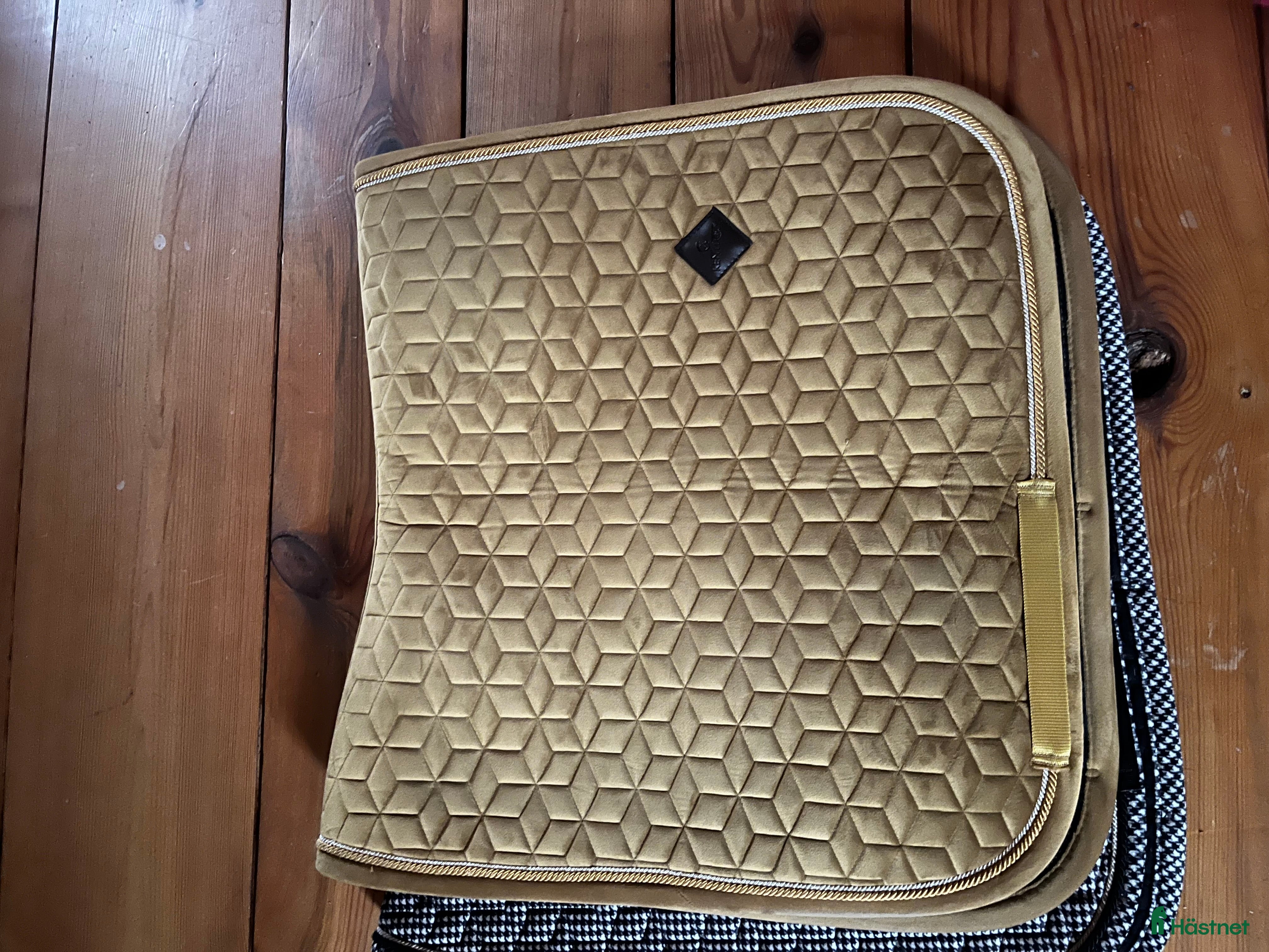 Schabrak & Vojlockar hästutrustning till salu: Sammet kentycky dressyr schabrak senapsgul  - Annons 4