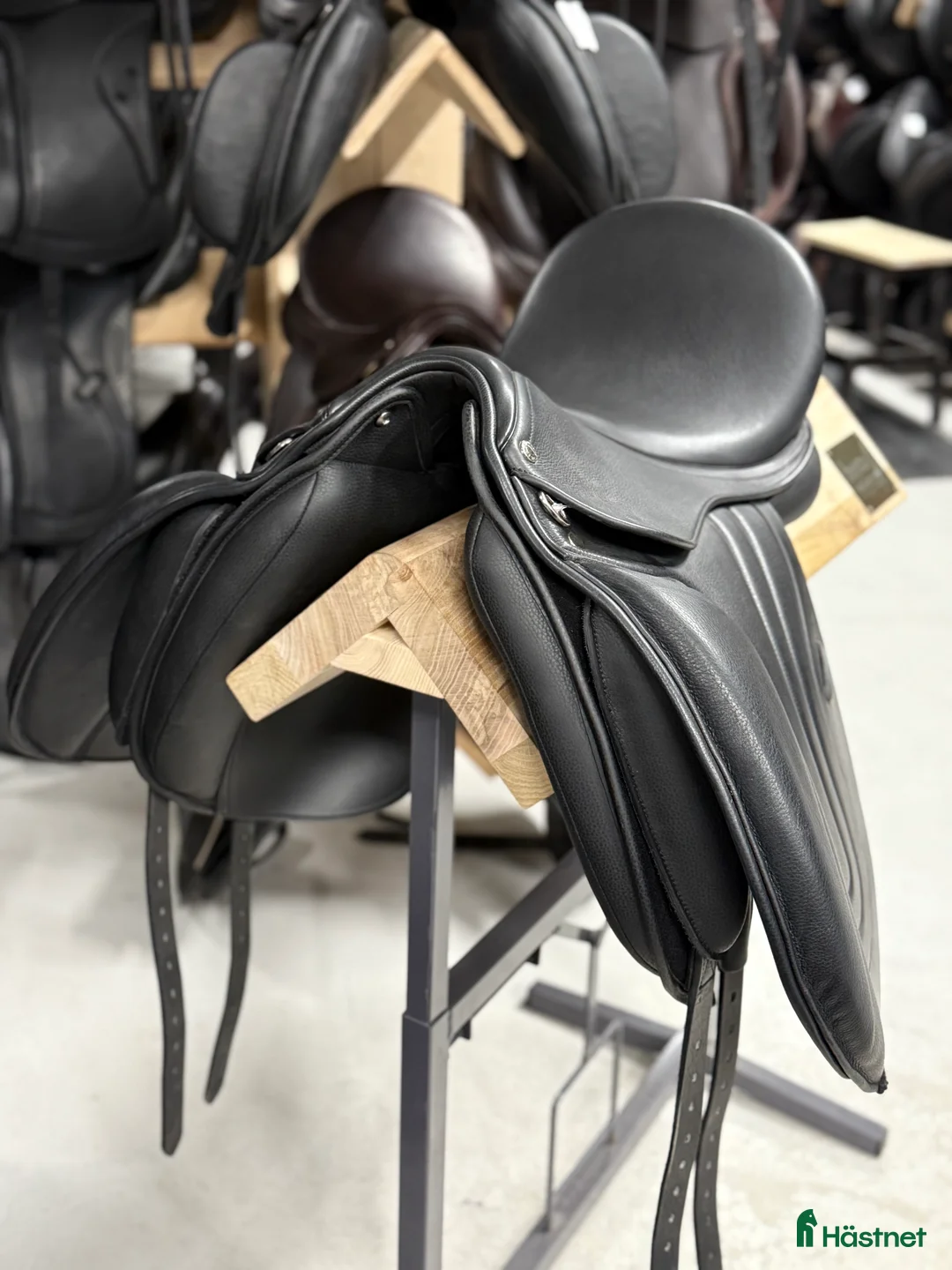 Sadlar hästutrustning till salu: REA! 30% Eric Thomas Hybrid ”New” dressage 17” i Knivsta - Annons 2