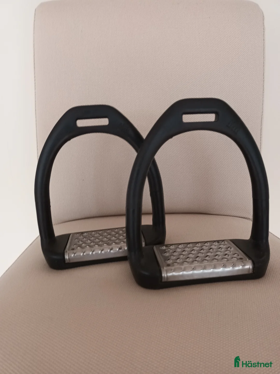 Stigbyglar hästutrustning till salu: Equipe stigbyglar - Annons 1