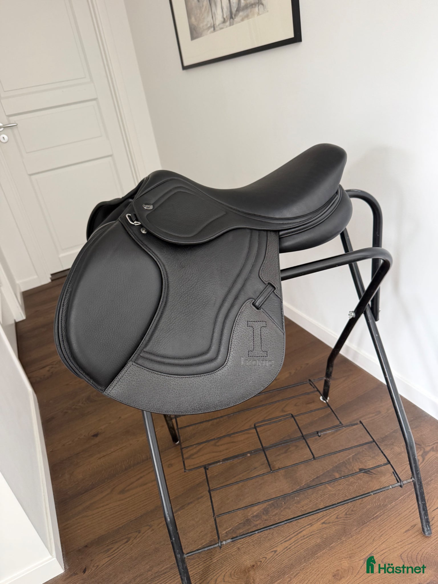 Sadlar hästutrustning till salu: Ny Ikonic Evolution 16,5”+2 - Annons 3