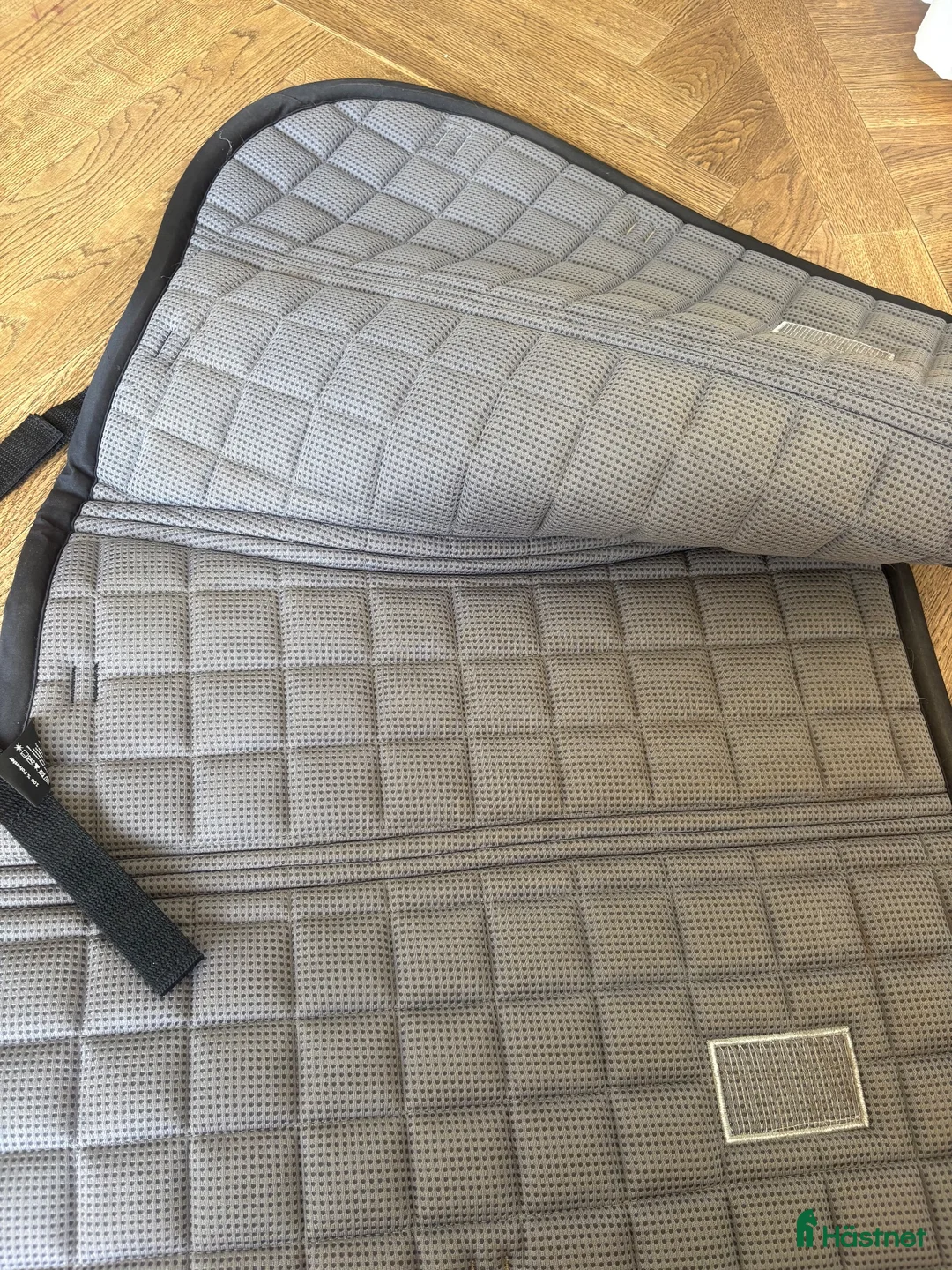 Schabrak & Vojlockar hästutrustning till salu: Equestrian Stockholm Sportive schabrak – PONY - Annons 6
