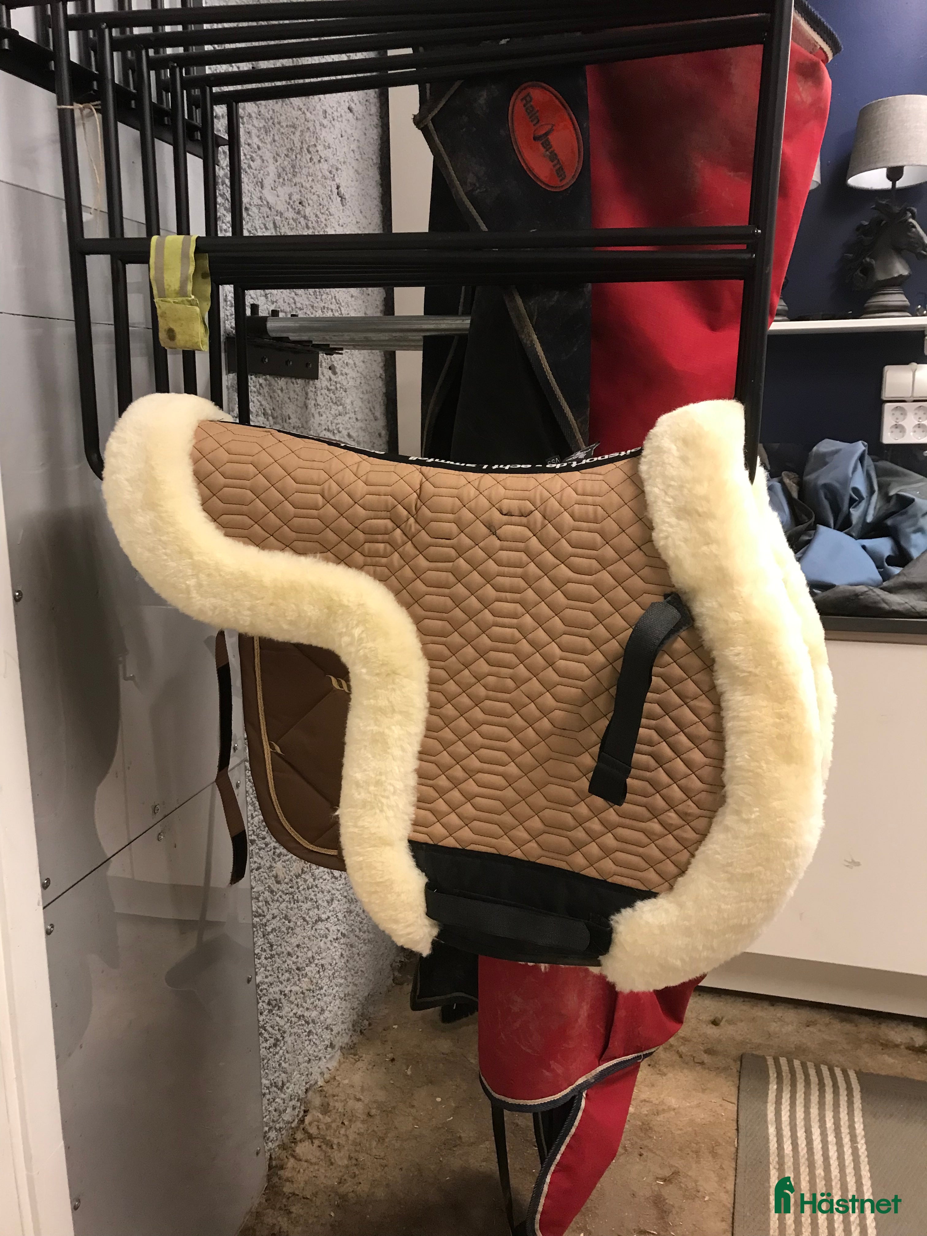 Schabrak & Vojlockar hästutrustning till salu: Lammskinnsvojlok i Sturefors - Annons 1