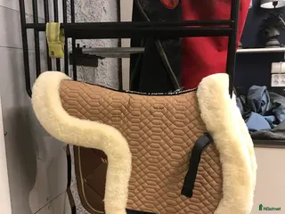 Schabrak & Vojlockar hästutrustning till salu: Lammskinnsvojlok i Sturefors - Annons 1