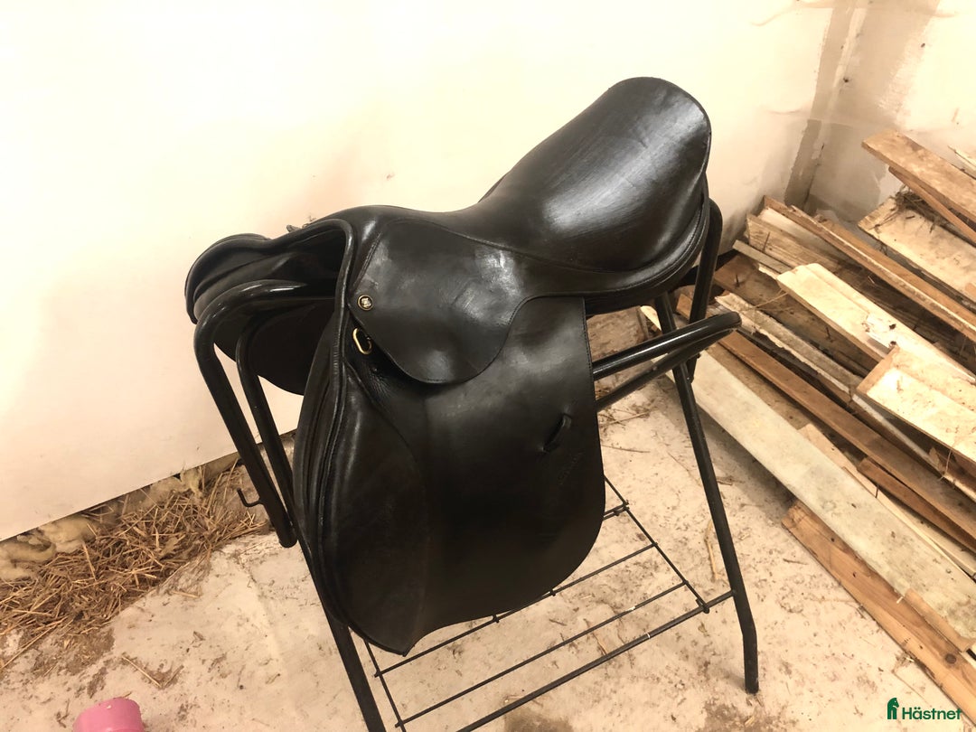 Sadlar hästutrustning till salu: Zaldi hoppsadel i Bergkvara - Annons 3