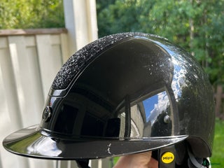 Hjälmar ryttarutrustning till salu: Fin nästan ny ridhjälm i Njurunda - Annons 4