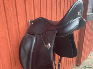 Sadlar hästutrustning till salu: Fin bates dressyrsadel plus i Huddinge - Annons 2