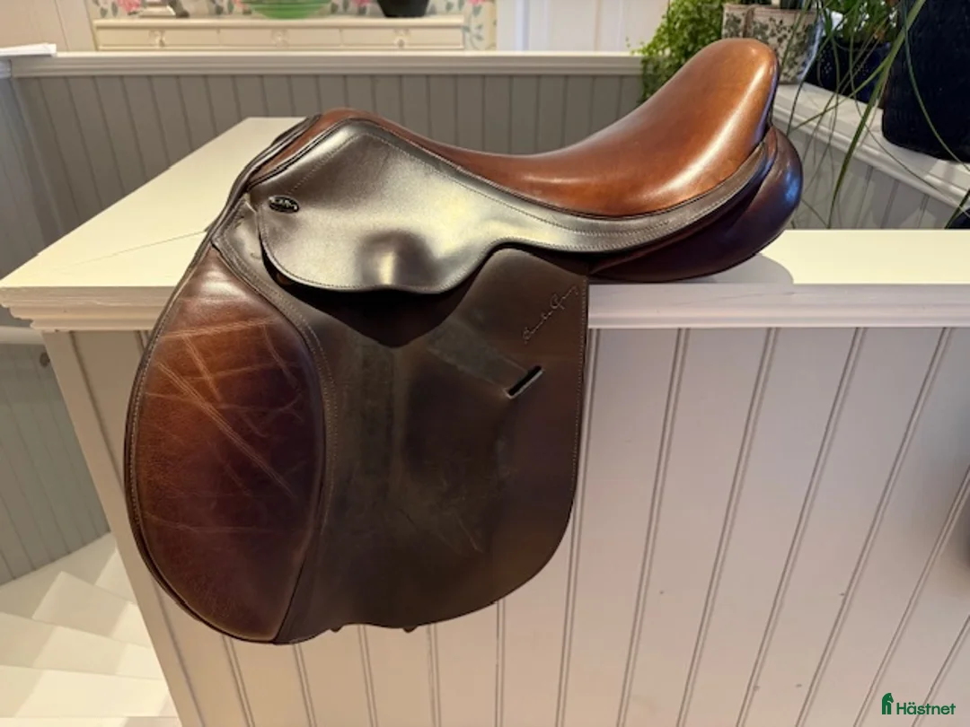 Sadlar hästutrustning till salu: Fin begagnad sadel  - Annons 1