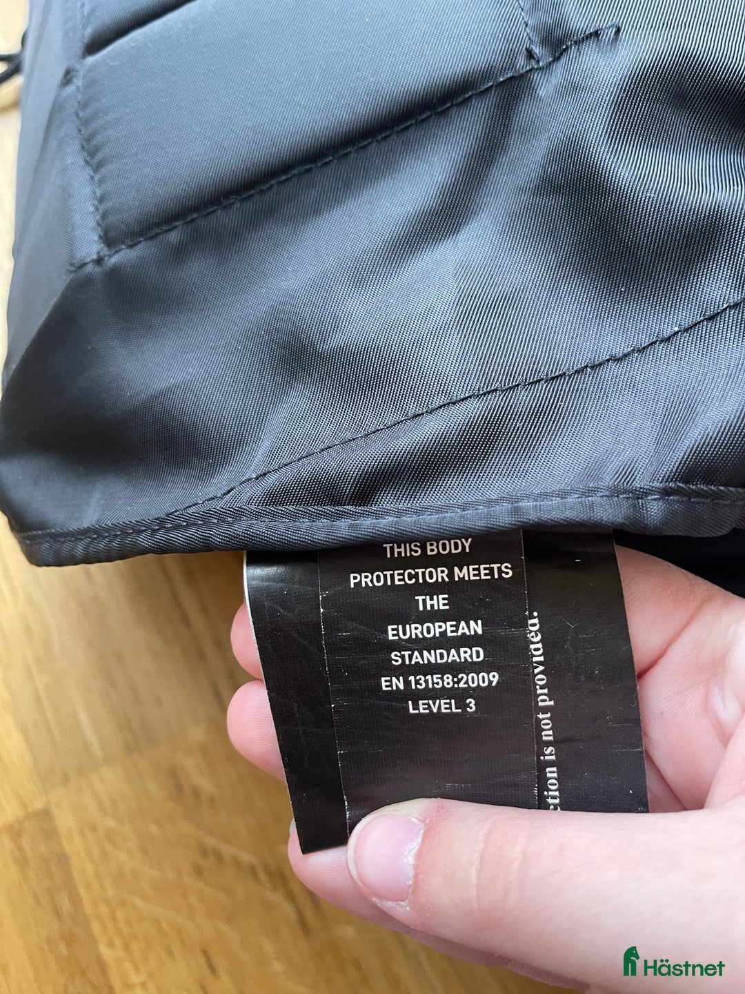 Säkerhetsvästar ryttarutrustning till salu: Säljer min ridväst i Trollhättan - Annons 3