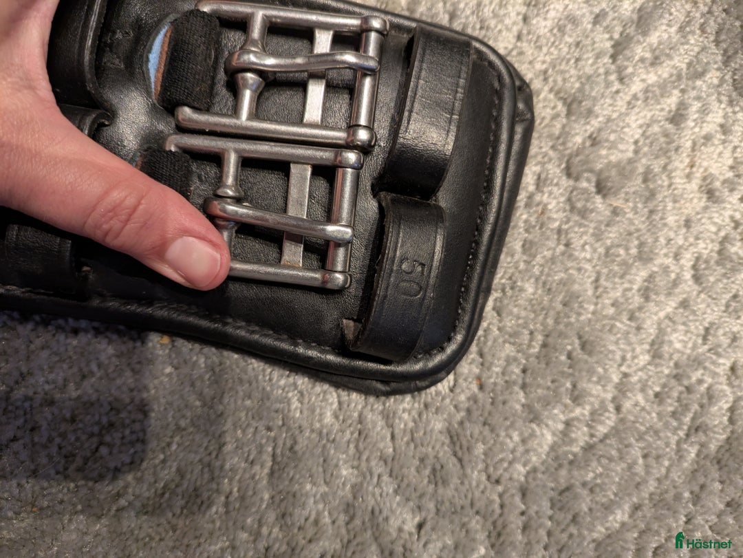 Sadeltillbehör hästutrustning till salu: Horka Anatomisk Dressyrgjord 50 cm  i Huddinge - Annons 3