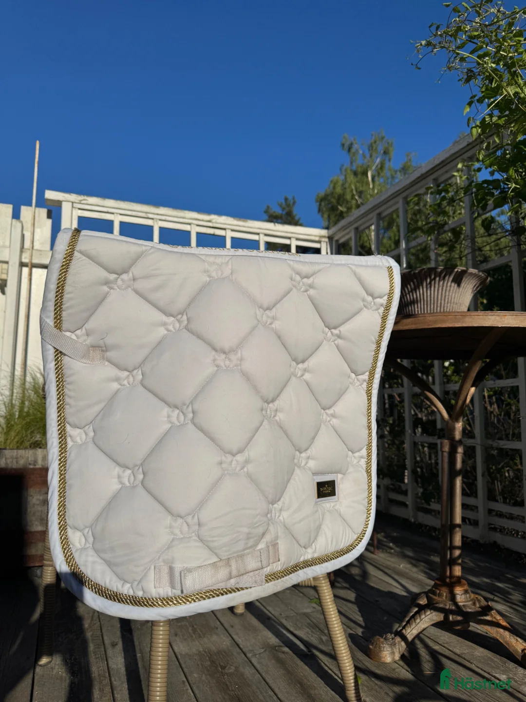 Schabrak & Vojlockar hästutrustning till salu: Fint vitt ES schabrak med guld detaljer - Annons 1