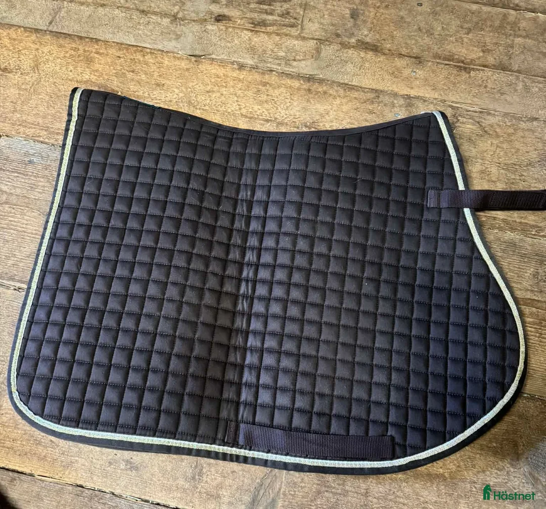 Schabrak & Vojlockar hästutrustning till salu: Välvårdade schabrak str full hopp/allround - Annons 2