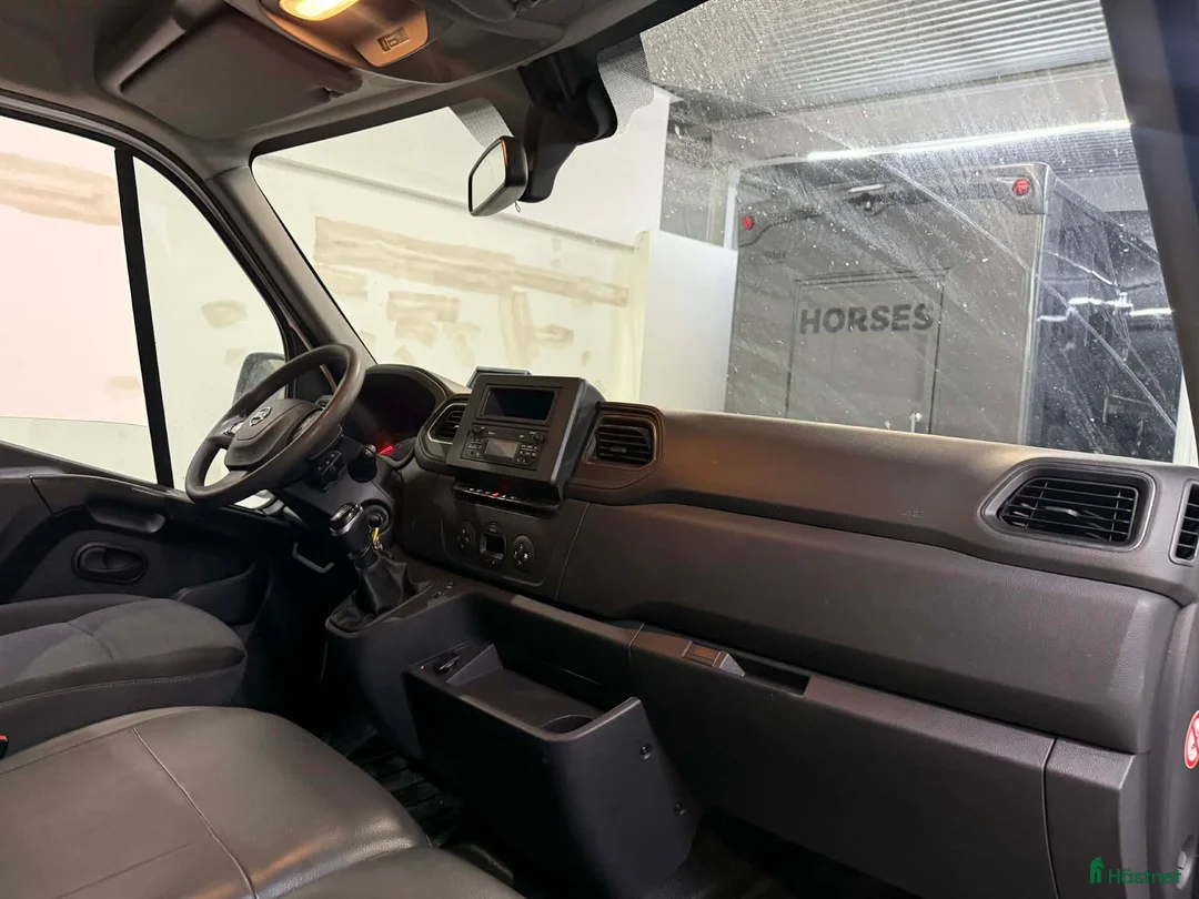 Hästlastbilar  fordon & transport till salu: Hästlastbil - 3 sittplatser och stuteri-inredning i Köping - Annons 9