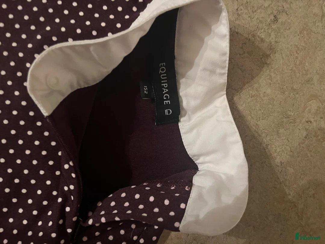 Övrigt Ridkläder ryttarutrustning till salu: Vinrödprickig tävlingsblus ifrån equipage🤍 i Gemla - Annons 2