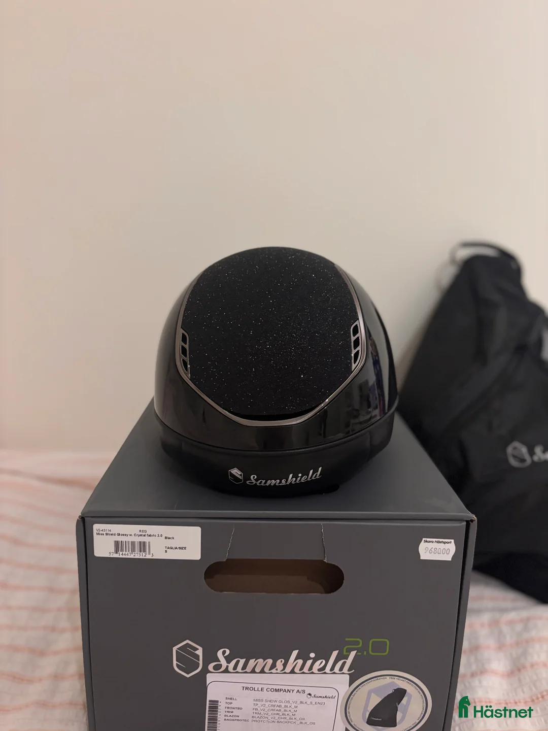 Hjälmar ryttarutrustning till salu: 2.0 Glossy Miss Shield Chrystal Fabric i Vingåker - Annons 2