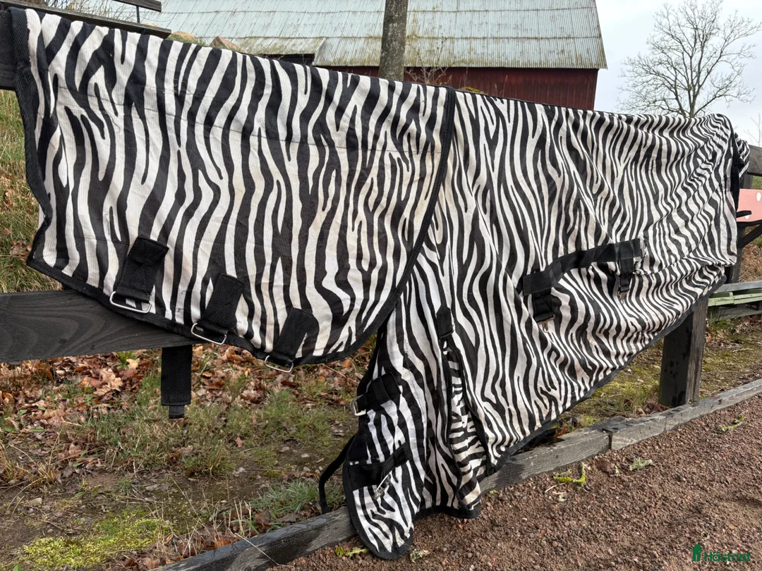 Täcken hästutrustning till salu: Flugtäcken 115-135cm - Annons 1