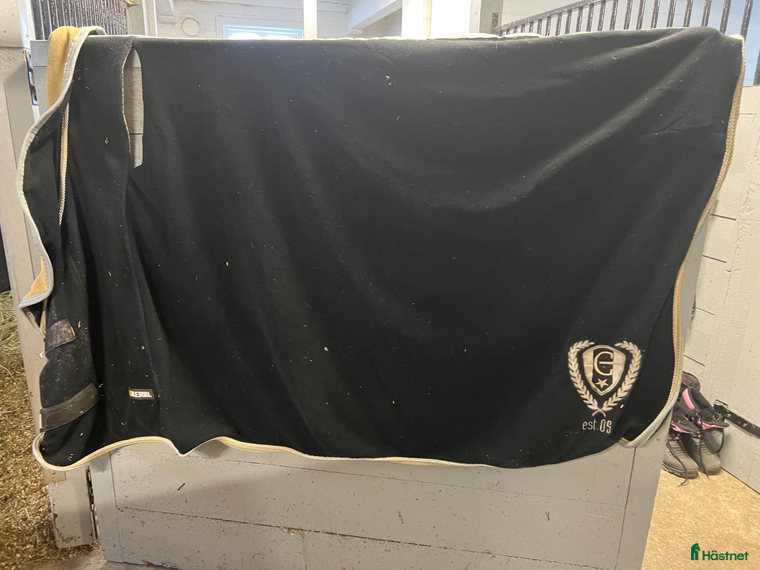 Täcken hästutrustning till salu: Stall/fleece i Växjö - Annons 5