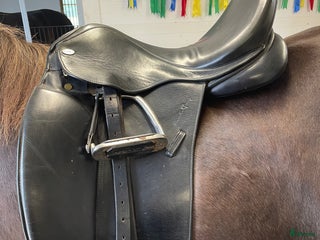 Sadlar hästutrustning till salu: Dressyrsadel i Bergsjö - Annons 1