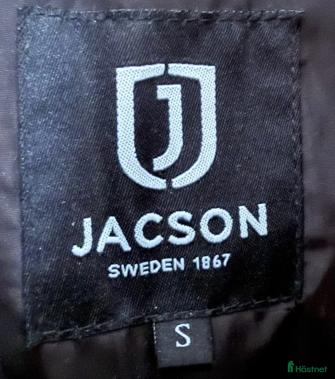 Jackor & Kavajer ryttarutrustning till salu: Svart Jackson ridkappa  - Annons 2