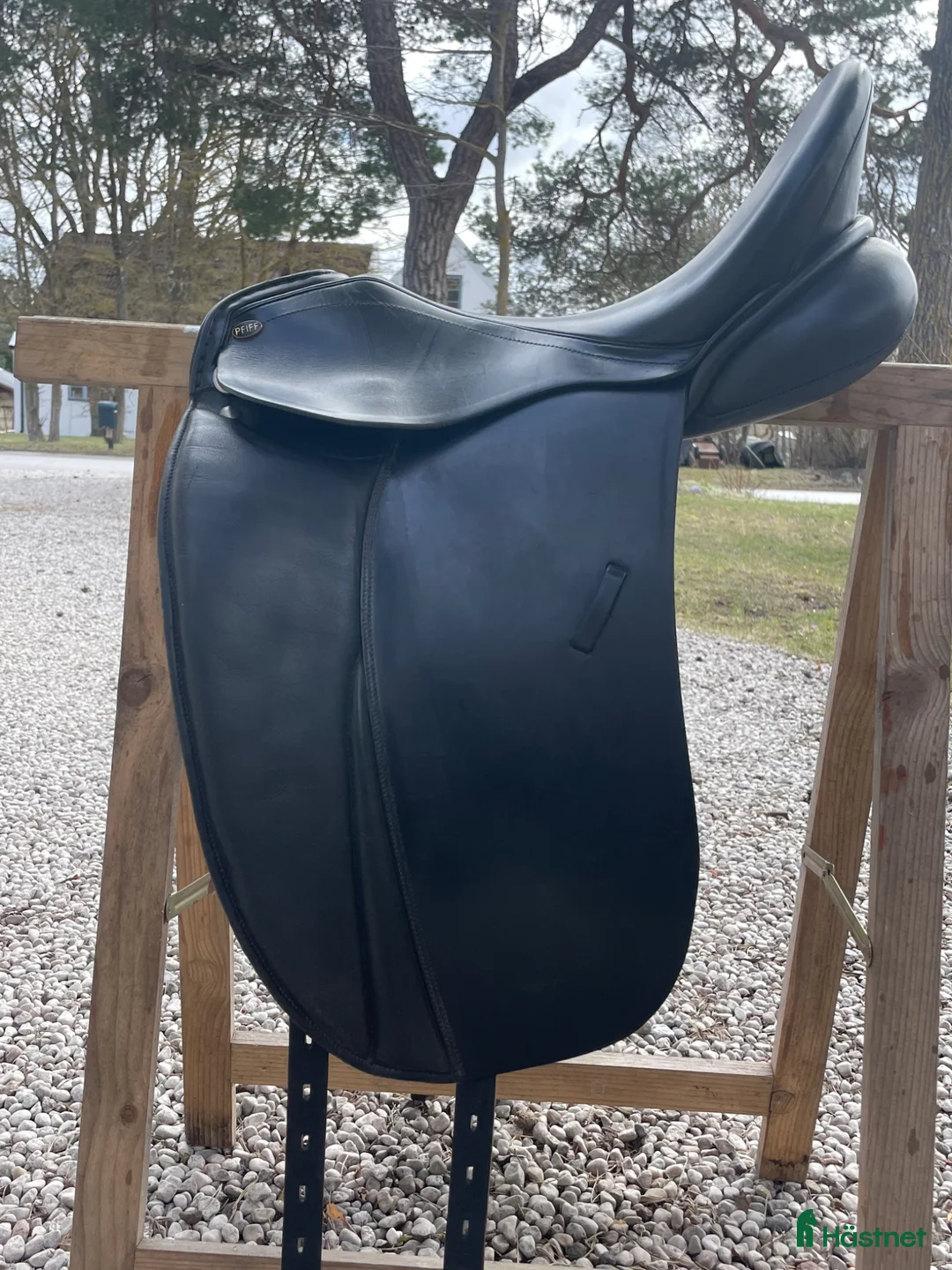 Sadlar hästutrustning till salu: Phiff dressyrsadel i Slite - Annons 1