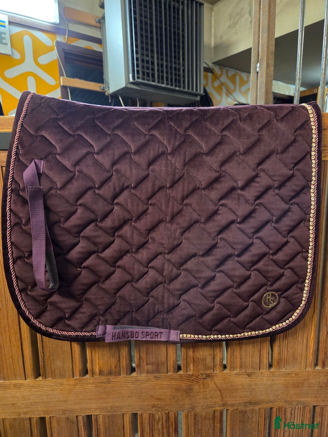Schabrak & Vojlockar hästutrustning till salu: Hansbo dressyr schabrak 💜 i Ulrika - Annons 1