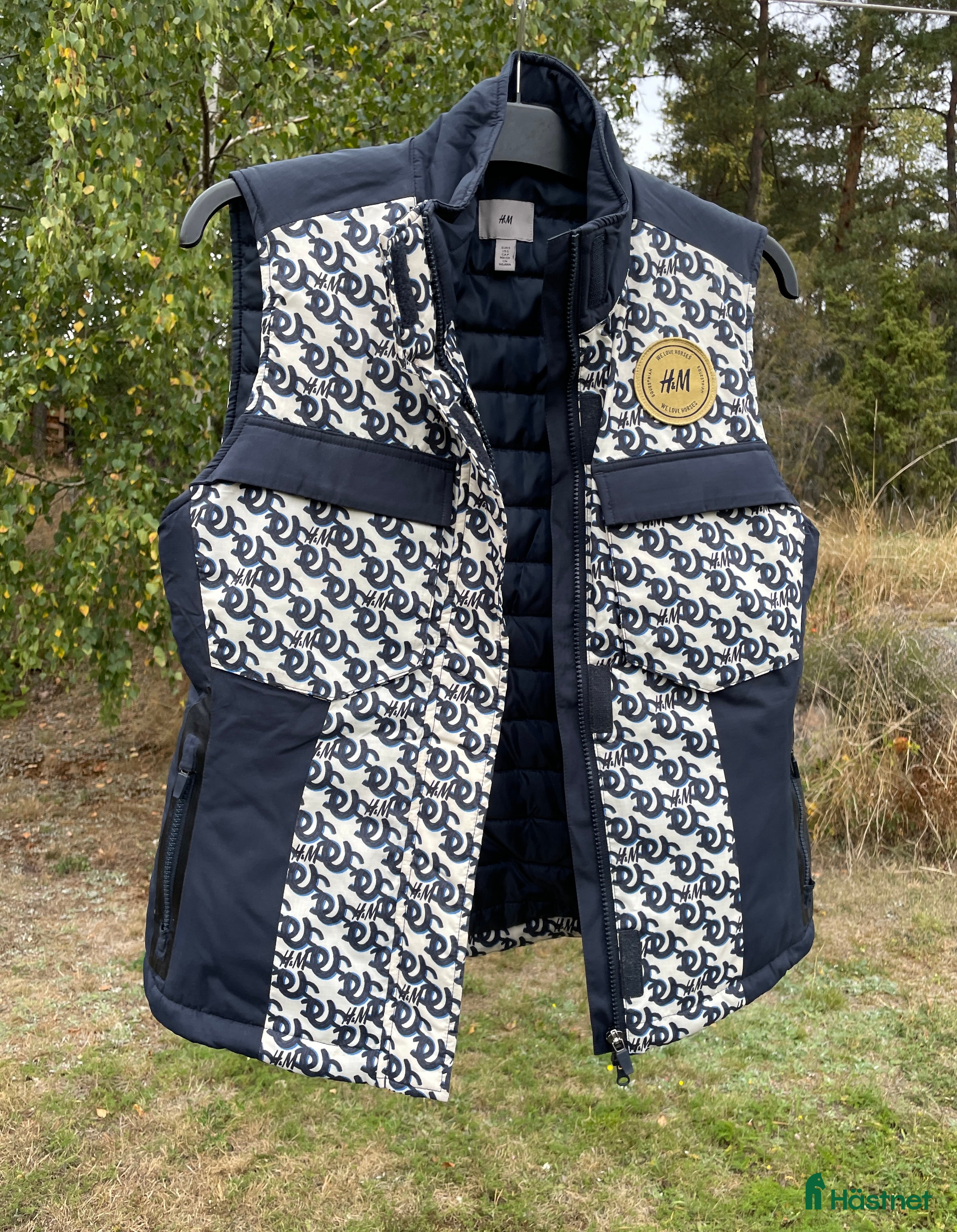 Jackor & Kavajer ryttarutrustning till salu: HM We Love Horses väst i Stockholm - Annons 15