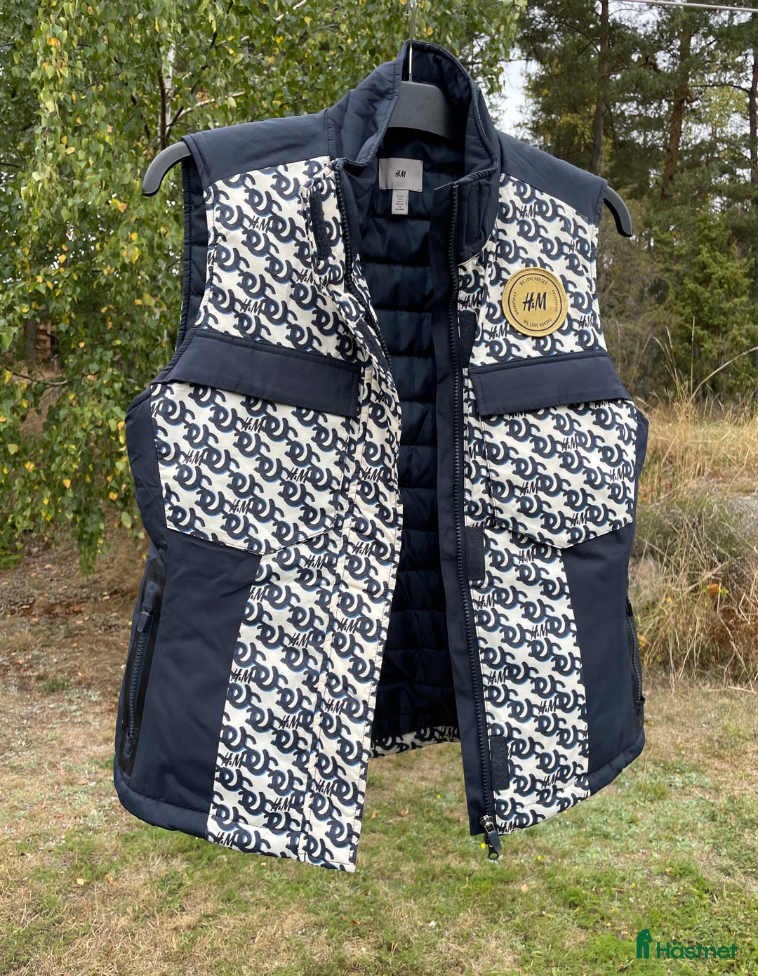 Jackor & Kavajer ryttarutrustning till salu: HM We Love Horses väst i Stockholm - Annons 1