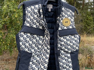 Jackor & Kavajer ryttarutrustning till salu: HM We Love Horses väst i Stockholm - Annons 8