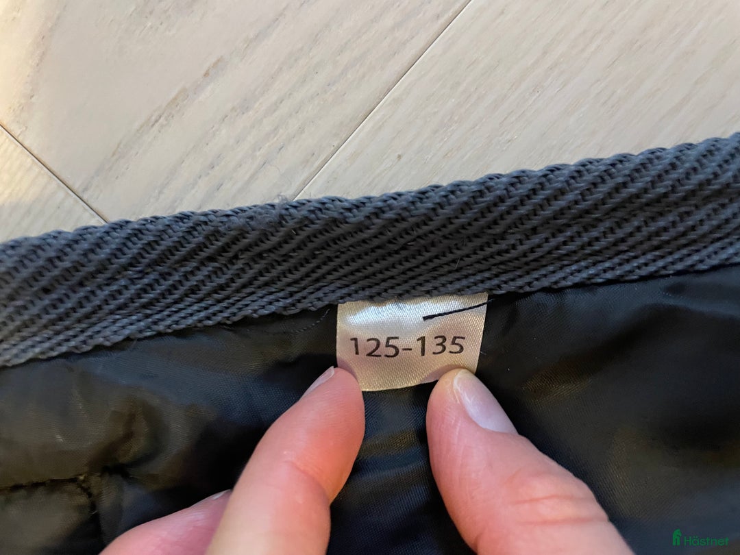 Täcken hästutrustning till salu: 300 g vintertäcke + hals!  i Strandbaden - Annons 3