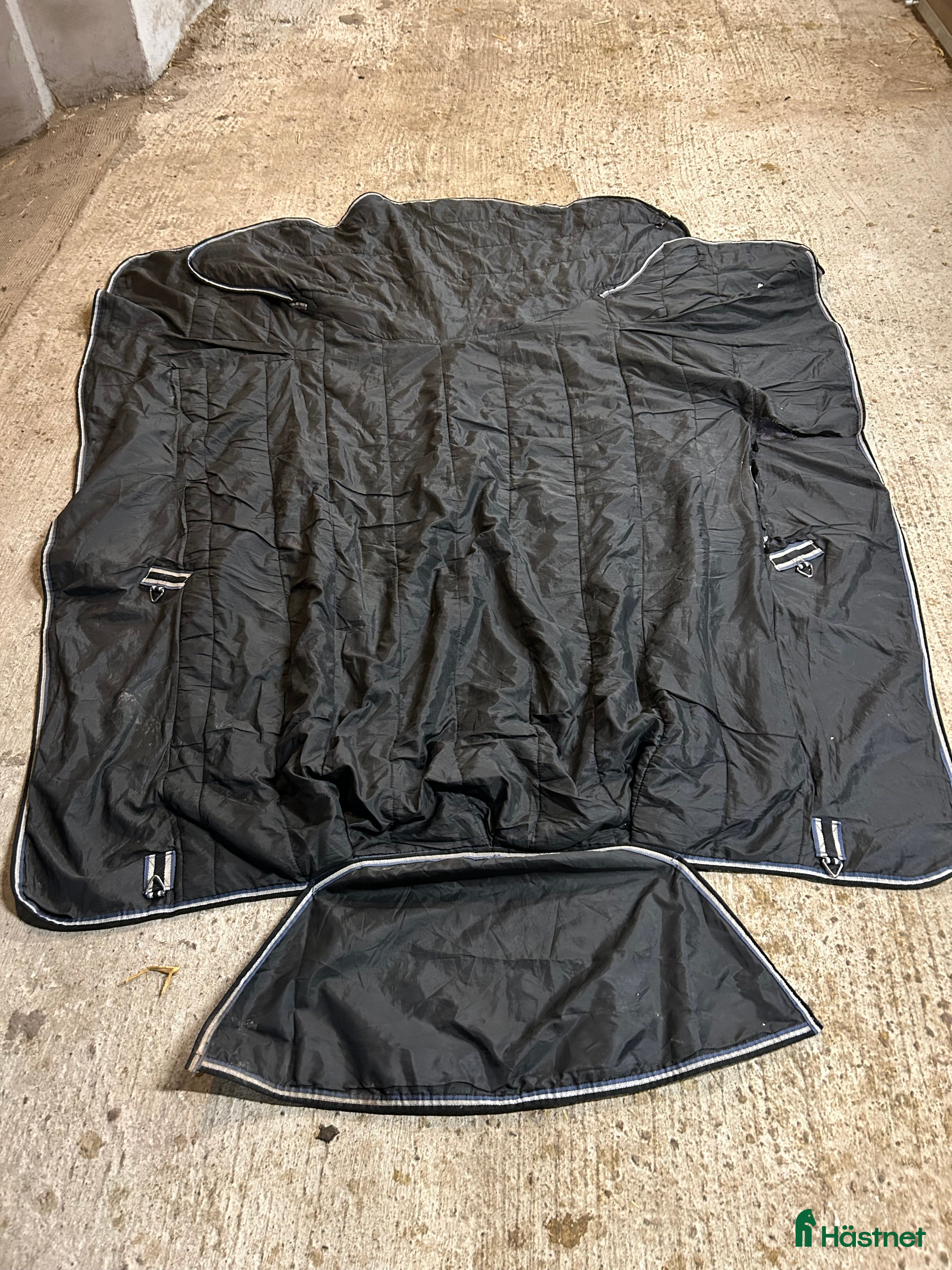 Täcken hästutrustning till salu: 3 olika täcken stl.145 + olika lindor - Annons 16