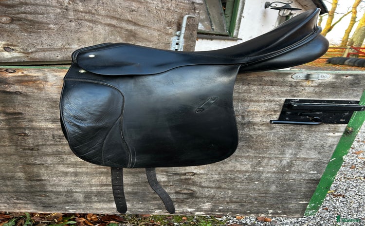 Sadlar hästutrustning till salu: Billig dressyrsadel i Hörby - Annons 1