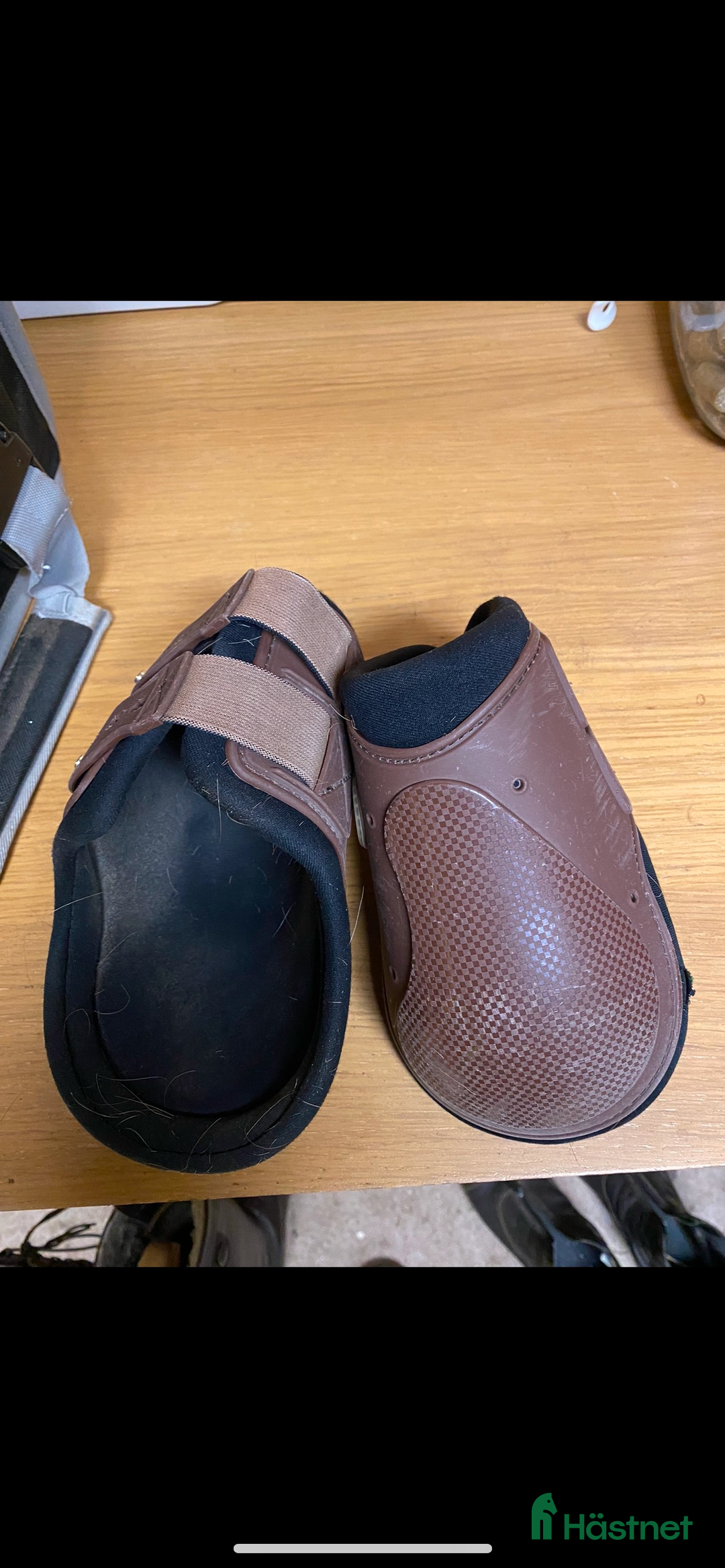 Benskydd hästutrustning till salu: Bruna bakbenskydd i Grimslöv - Annons 1