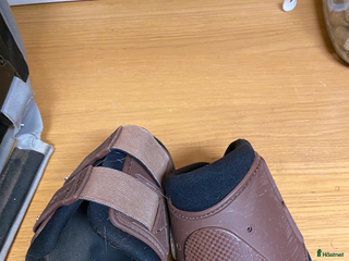 Benskydd hästutrustning till salu: Bruna bakbenskydd i Grimslöv - Annons 2