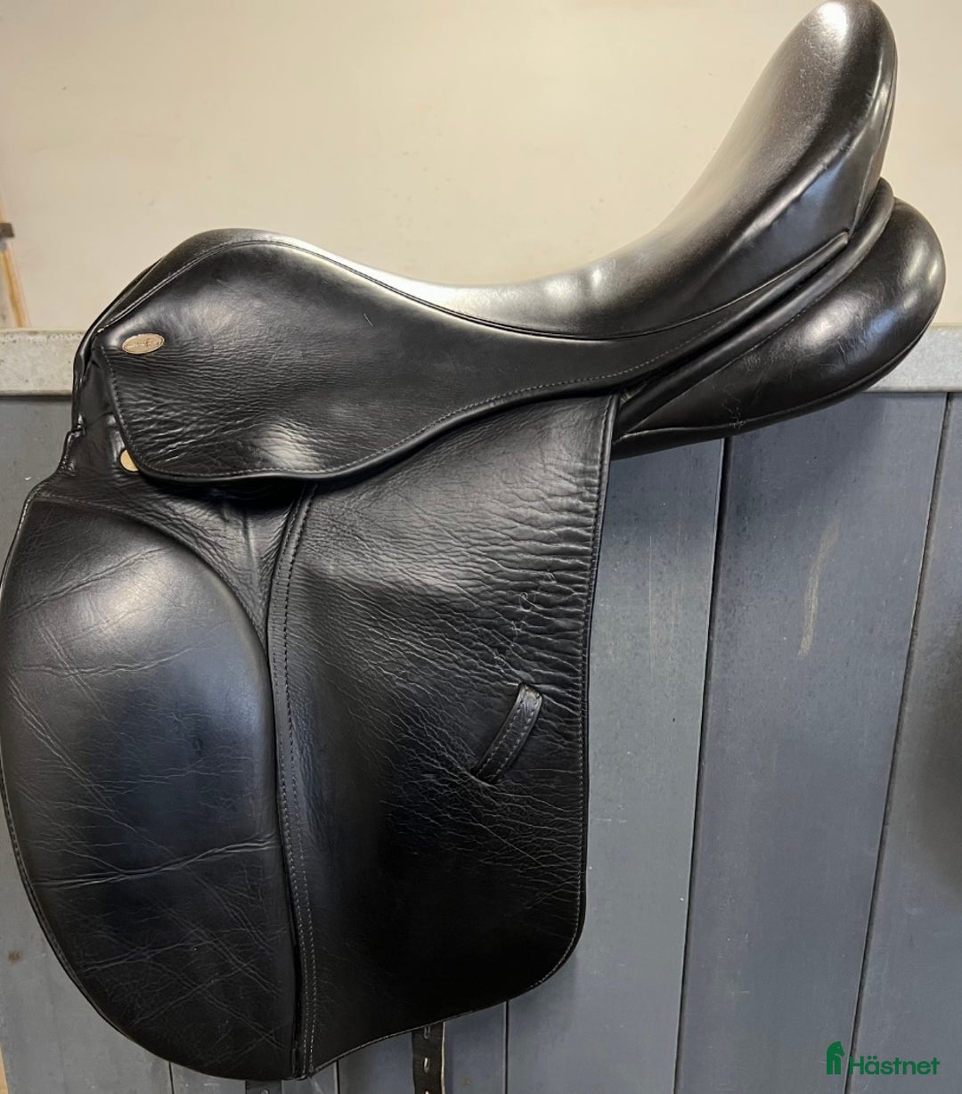 Sadlar hästutrustning till salu: Santa cruz dressyrsadel i Sandviken - Annons 1