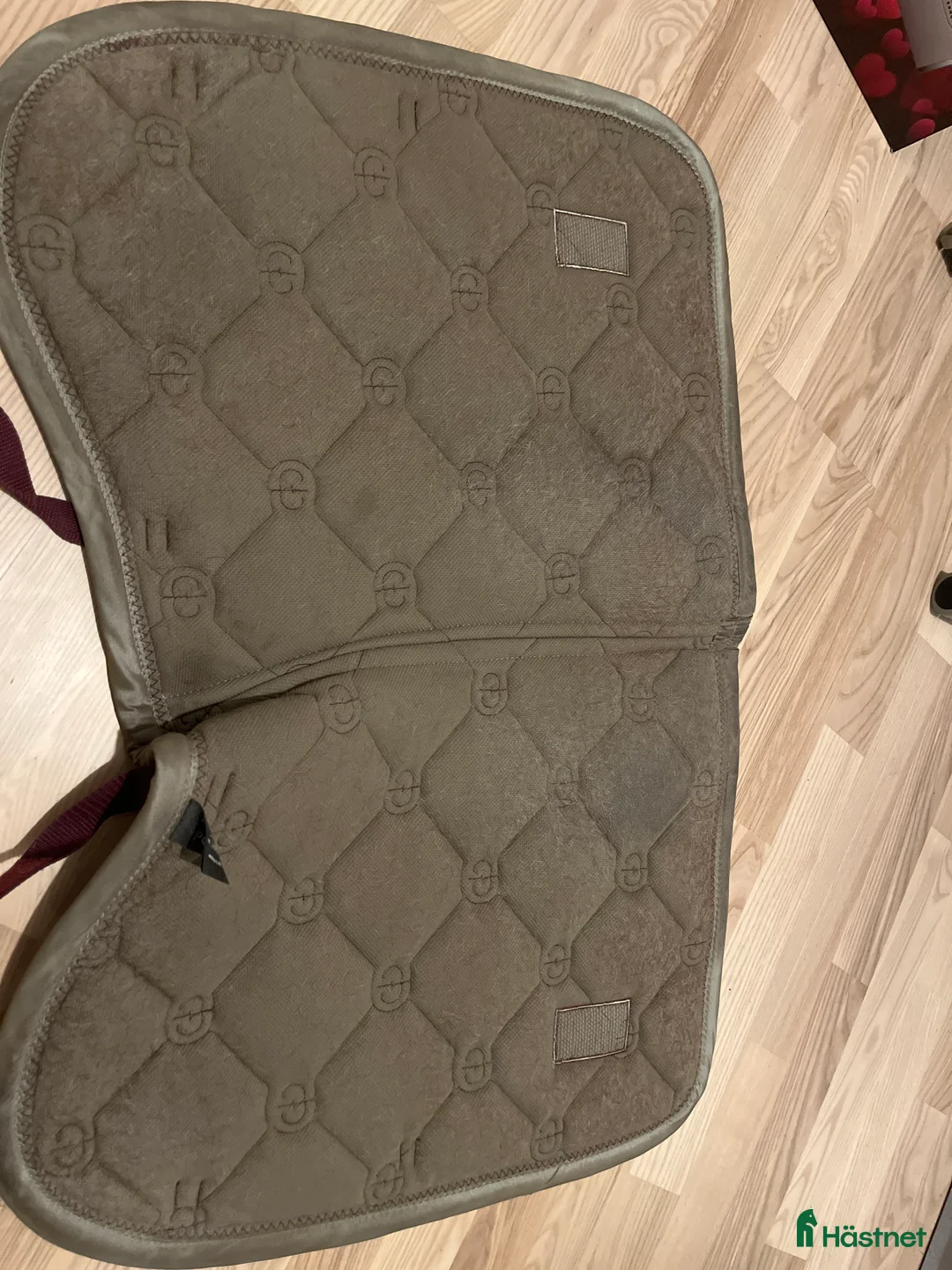 Schabrak & Vojlockar hästutrustning till salu: Equestrian Stockholm crystal merlot gold i Åkersberga - Annons 5