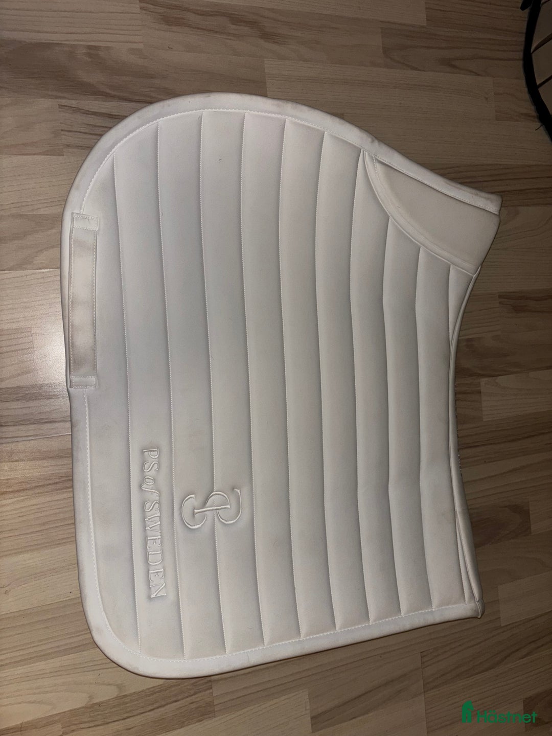 Schabrak & Vojlockar hästutrustning till salu: PS of Sweden schabrak – vit stripe, fint skick i Surahammar - Annons 1