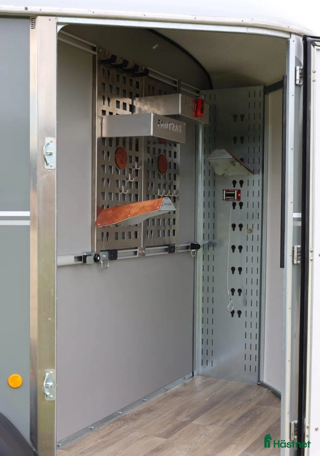 Hästtransporter  fordon & transport till salu: Oblic X -stor diagonallastad modell + sadelkammare - Annons 23