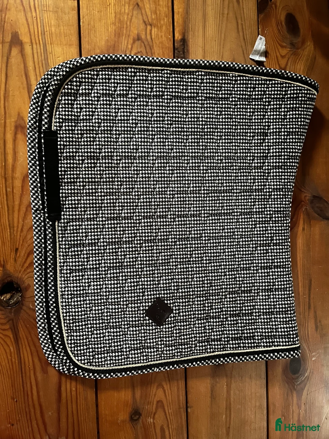 Schabrak & Vojlockar hästutrustning till salu: Kentucky sammet rutigt svart vit  i Vallentuna - Annons 1