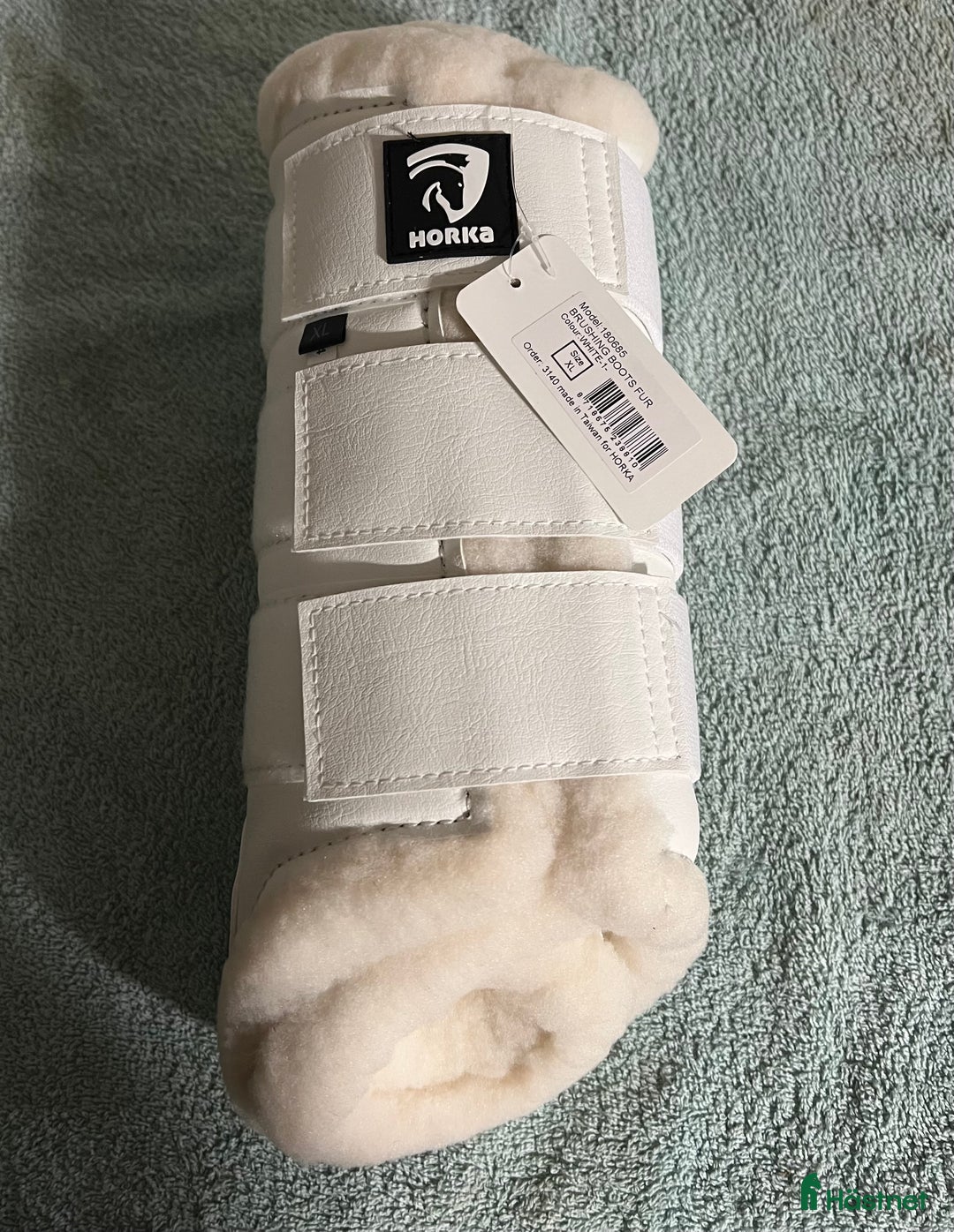 Benskydd hästutrustning till salu: Vita fluffskydd i Eskilstuna - Annons 2