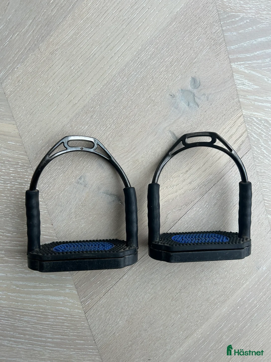 Stigbyglar hästutrustning till salu: Sprenger stigbyglar Bow Balance svart/anthracite - Annons 2